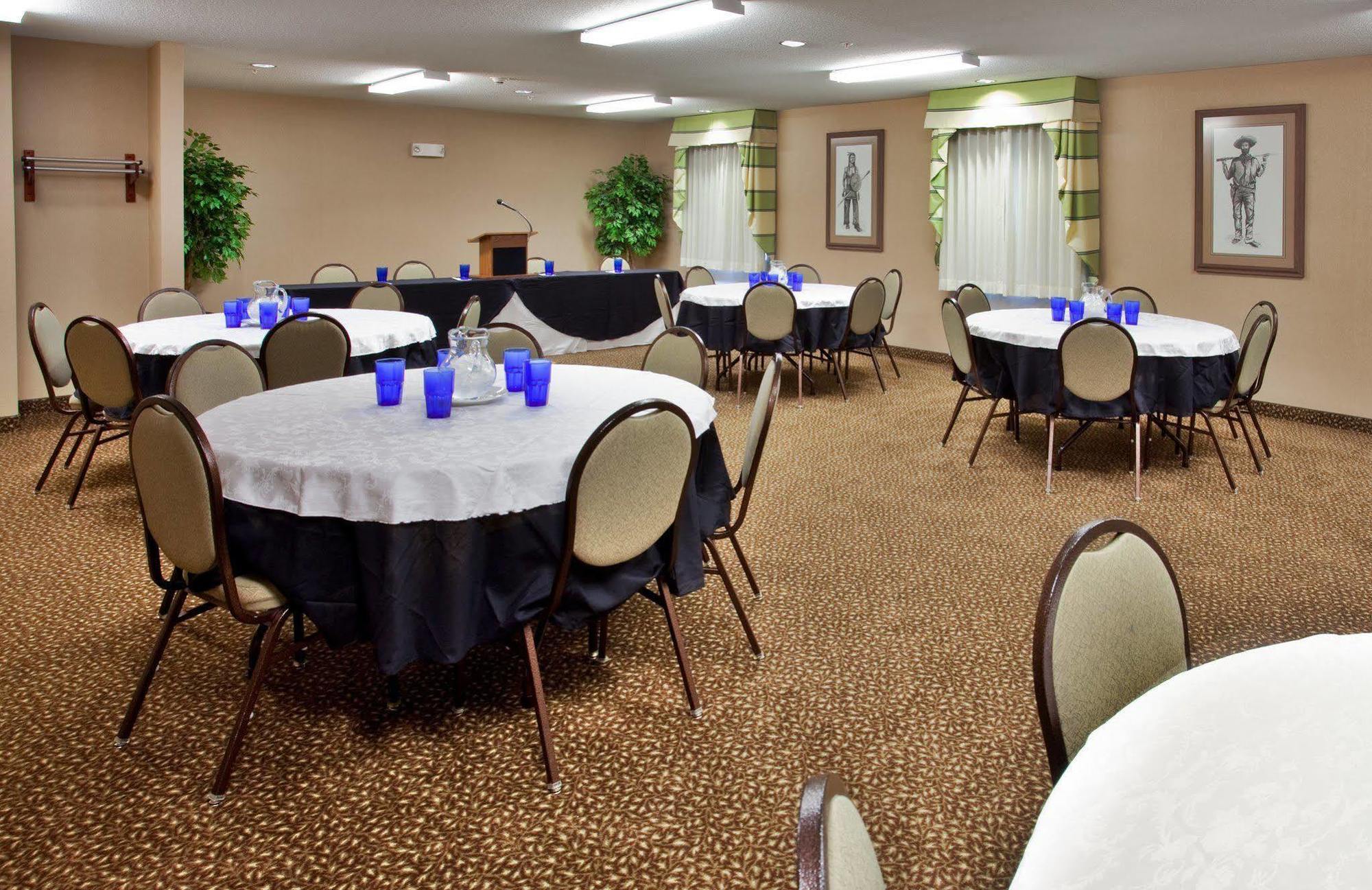 Holiday Inn Express Warrenton By Ihg Удобства фото
